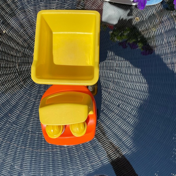 1980’s Little Tikes Toddle Tots Dump Truck with Original Construction Workers - Picture 5 of 12